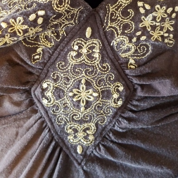 Top with Gold Embroidered Thread - Picture 4 of 4